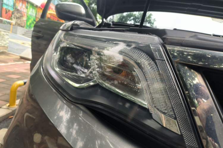 Used Geely Auto Emgrand X7 Sport 2018 1.8TD Automatic Two-Wheel Drive Smart Connect 4G Internet Edition Right Front Headlight