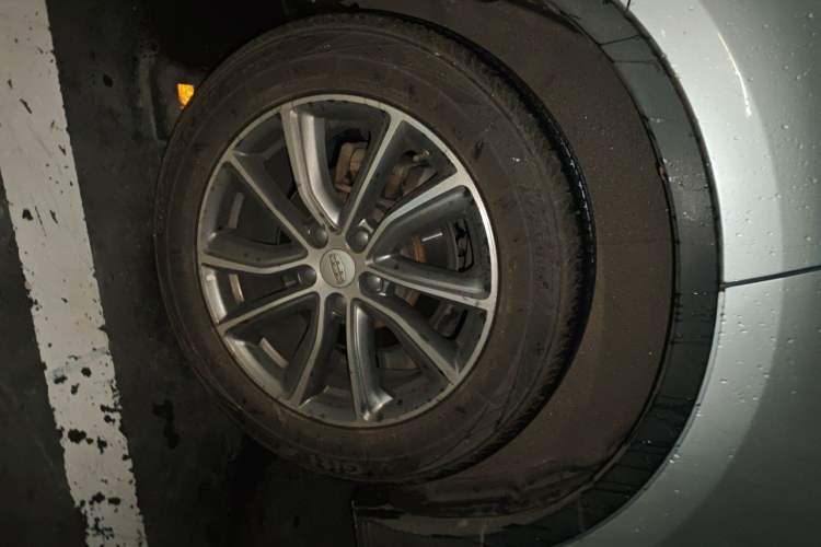 Used Geely Auto Emgrand X7 Sport 2018 Revised Version 1.8TD Automatic Two-Wheel Drive Smart Connectivity 4G-Enabled Edition Right Front Wheel Hub