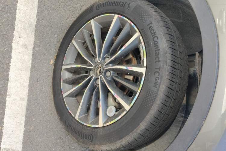 Used Geely Auto Emgrand X7 Sport 2018 1.8TD Automatic Two-Wheel Drive ZhiZun Model with 4G Connectivity Right Front Wheel Hub