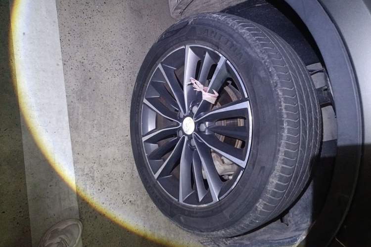 Used Geely Auto Emgrand X7 Sport 2018 1.8TD Automatic Two-Wheel Drive ZhiZun Model with 4G Connectivity Right Front Wheel Hub