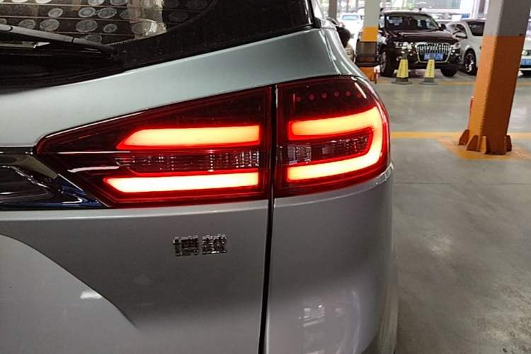 Used Geely Auto Emgrand X7 Sport 2018 1.8TD Automatic Two-Wheel Drive Zhiya Model Right Rear Taillight
