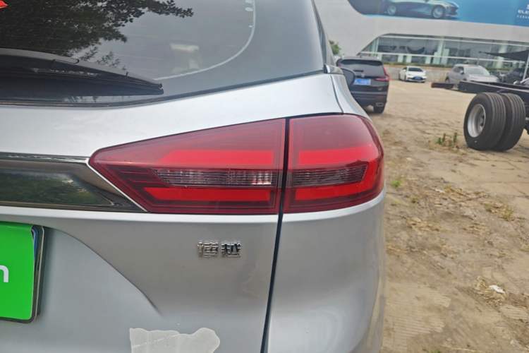 Used Geely Auto Emgrand X7 Sport 2018 1.8TD Automatic Two-Wheel Drive Smart Connect 4G Internet Edition Right Rear Taillight