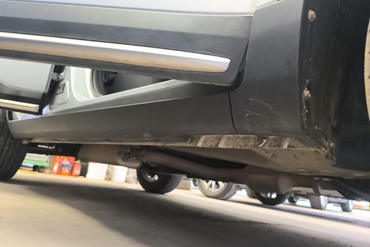 Used Geely Auto Emgrand X7 Sport 2018 1.8TD Automatic Two-Wheel Drive Smart Connect 4G Internet Edition Right Side Sill