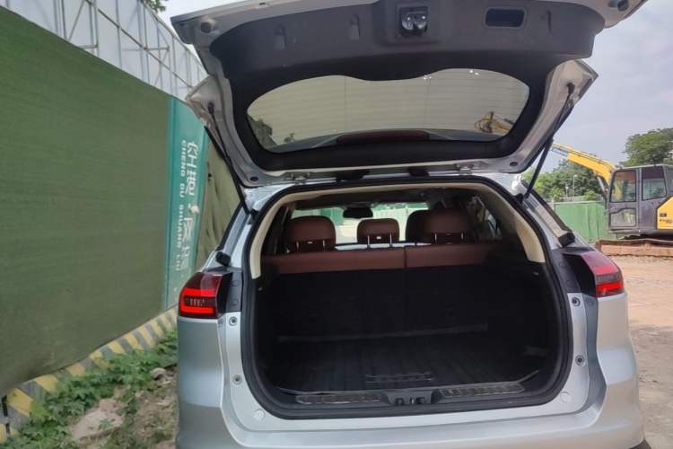 Used Geely Auto Emgrand X7 Sport 2018 1.8TD Automatic Two-Wheel Drive ZhiZun Model with 4G Connectivity Trunk