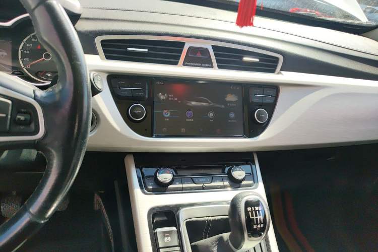 Used Geely Auto Emgrand X7 Sport 2018 2.0L Manual Two-Wheel Drive Zhiya Version Audio And AC Panel