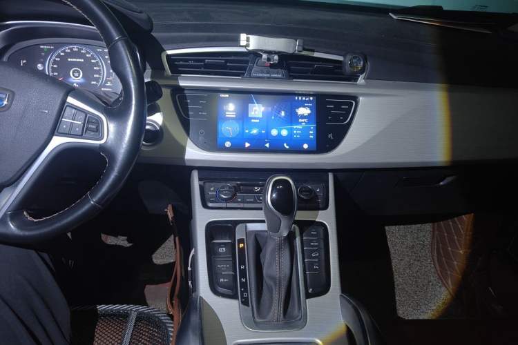 Used Geely Auto Emgrand X7 Sport 2018 1.8TD Automatic Two-Wheel Drive ZhiZun Model with 4G Connectivity Audio And AC Panel