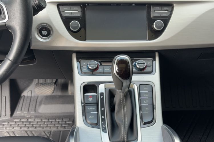 Used Geely Auto Emgrand X7 Sport 2018 1.8TD Automatic Two-Wheel Drive Smart Connect 4G Internet Edition Audio And AC Panel