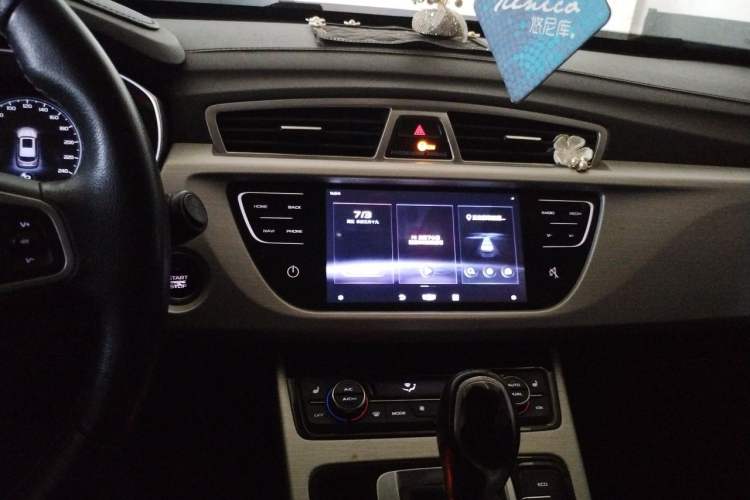 Used Geely Auto Emgrand X7 Sport 2018 1.8TD Automatic Two-Wheel Drive Smart 4G Connected Version Audio And AC Panel