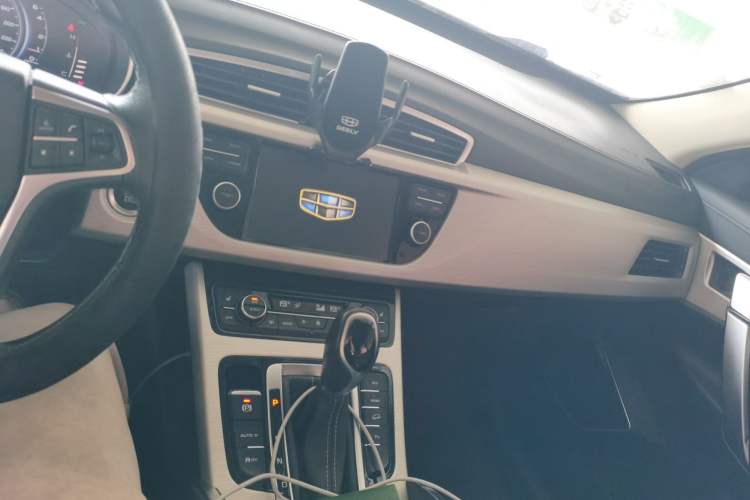 Used Geely Auto Emgrand X7 Sport 2018 Revised Version 1.8TD Automatic Two-Wheel Drive Smart Connectivity 4G-Enabled Edition Audio And AC Panel