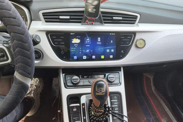 Used Geely Auto Emgrand X7 Sport 2018 1.8TD Automatic Two-Wheel Drive ZhiZun Model with 4G Connectivity Audio And AC Panel