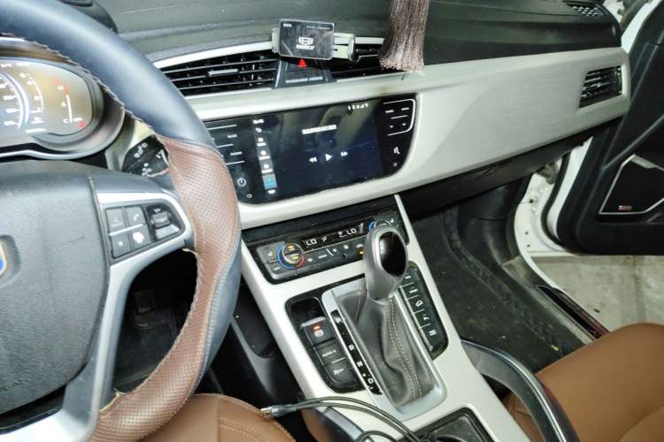 Used Geely Auto Emgrand X7 Sport 2018 1.8TD Automatic All-Wheel-Drive ZhiZun Model with 4G Connectivity Audio And AC Panel