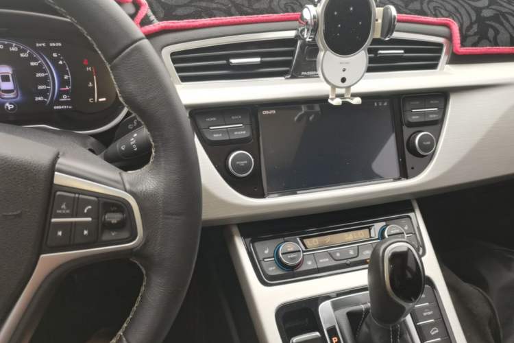 Used Geely Auto Emgrand X7 Sport 2018 1.8TD Automatic Two-Wheel Drive Smart Connect 4G Internet Edition Audio And AC Panel