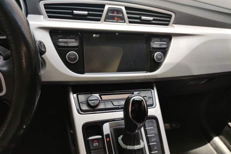 Used Geely Auto Emgrand X7 Sport 2018 1.8TD Automatic Two-Wheel Drive Smart Connect 4G Internet Edition Audio And AC Panel