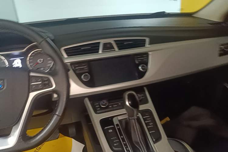 Used Geely Auto Emgrand X7 Sport 2018 1.8TD Automatic Two-Wheel Drive Zhiya Model Audio And AC Panel