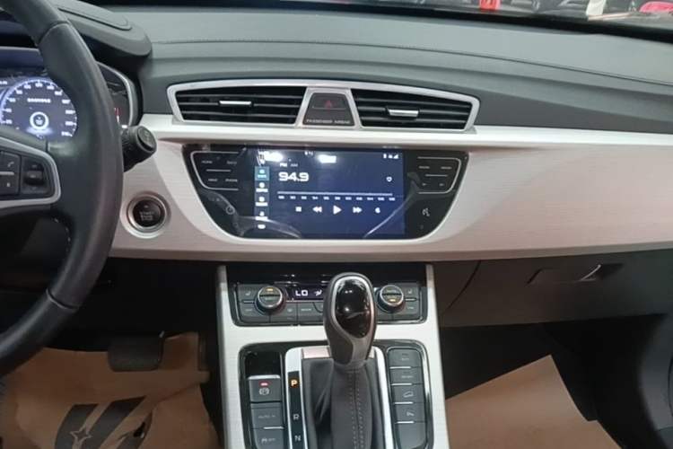 Used Geely Auto Emgrand X7 Sport 2018 1.8TD Automatic Two-Wheel Drive ZhiZun Model with 4G Connectivity Audio And AC Panel
