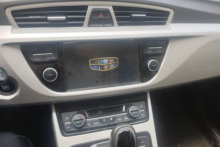 Used Geely Auto Emgrand X7 Sport 2018 1.8TD Automatic Two-Wheel Drive Smart Connect 4G Internet Edition Audio And AC Panel