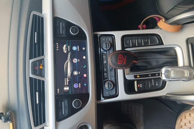 Used Geely Auto Emgrand X7 Sport 2018 1.8TD Automatic Two-Wheel Drive Smart Connect 4G Internet Edition Audio And AC Panel