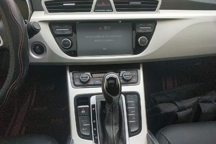 Used Geely Auto Emgrand X7 Sport 2018 1.8TD Automatic Two-Wheel Drive Smart Connect 4G Internet Edition Audio And AC Panel
