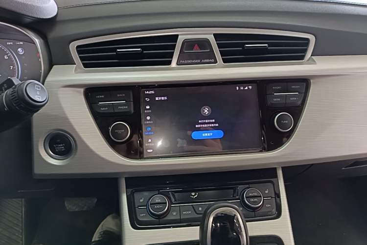 Used Geely Auto Emgrand X7 Sport 2018 Revised Version 1.8TD Automatic Two-Wheel Drive Smart Connectivity 4G-Enabled Edition Audio And AC Panel