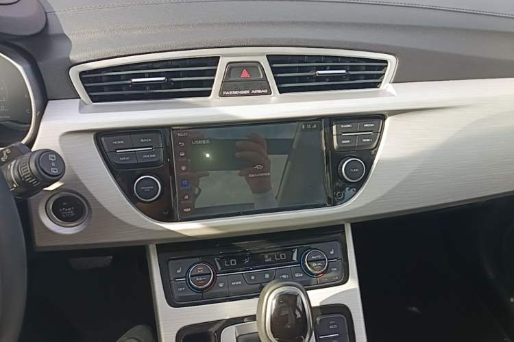 Used Geely Auto Emgrand X7 Sport 2018 1.8TD Automatic Two-Wheel Drive Smart Connect 4G Internet Edition Audio And AC Panel