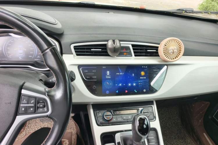 Used Geely Auto Emgrand X7 Sport 2018 1.8TD Automatic Two-Wheel Drive ZhiZun Model with 4G Connectivity Audio And AC Panel