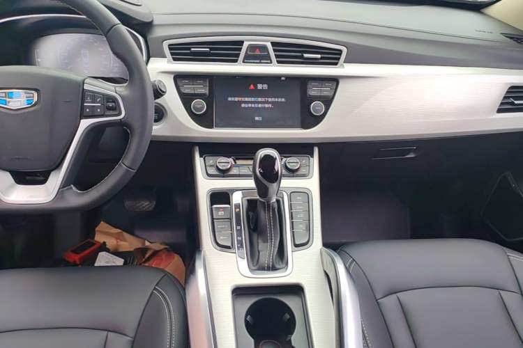 Used Geely Auto Emgrand X7 Sport 2018 1.8TD Automatic Two-Wheel Drive Smart Connect 4G Internet Edition Audio And AC Panel