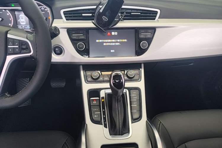 Used Geely Auto Emgrand X7 Sport 2018 1.8TD Automatic Two-Wheel Drive Zhiya Model Audio And AC Panel