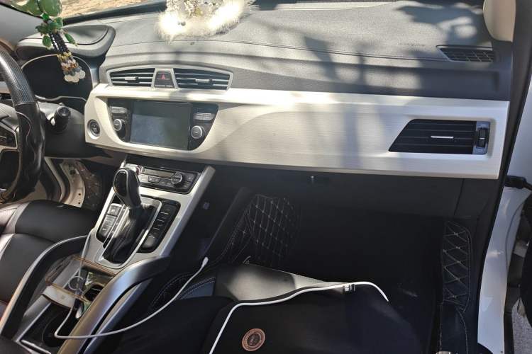 Used Geely Auto Emgrand X7 Sport 2018 1.8TD Automatic Two-Wheel Drive Smart Connect 4G Internet Edition Audio And AC Panel