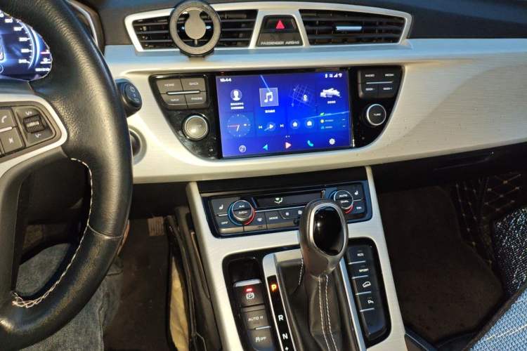Used Geely Auto Emgrand X7 Sport 2018 1.8TD Automatic Two-Wheel Drive Smart Connect 4G Internet Edition Audio And AC Panel