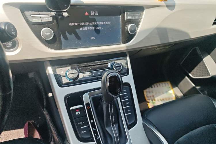 Used Geely Auto Emgrand X7 Sport 2018 1.8TD Automatic Two-Wheel Drive Smart Connect 4G Internet Edition Audio And AC Panel