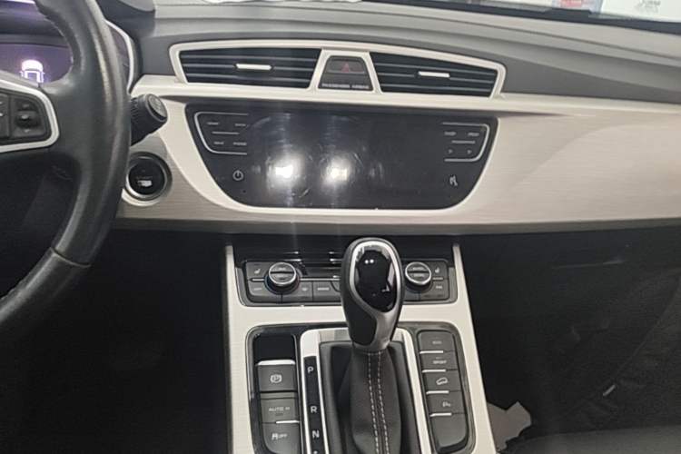 Used Geely Auto Emgrand X7 Sport 2018 1.8TD Automatic Two-Wheel Drive Smart Connect 4G Internet Edition Audio And AC Panel