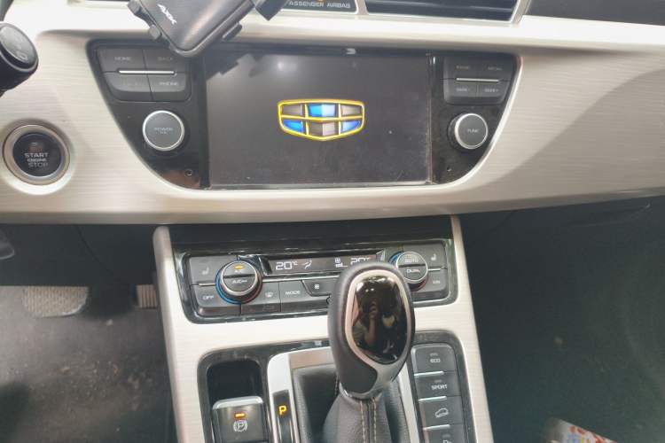 Used Geely Auto Emgrand X7 Sport 2018 1.8TD Automatic Two-Wheel Drive Smart Connect 4G Internet Edition Audio And AC Panel