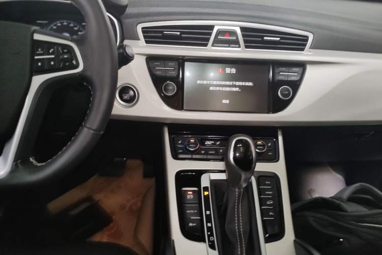 Used Geely Auto Emgrand X7 Sport 2018 1.8TD Automatic Two-Wheel Drive Smart Connect 4G Internet Edition Audio And AC Panel