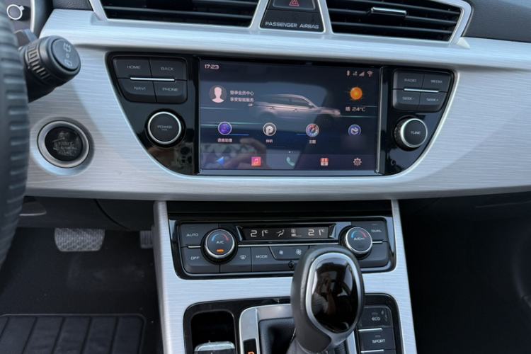 Used Geely Auto Emgrand X7 Sport 2018 1.8TD Automatic Two-Wheel Drive Zhiya Model Audio And AC Panel