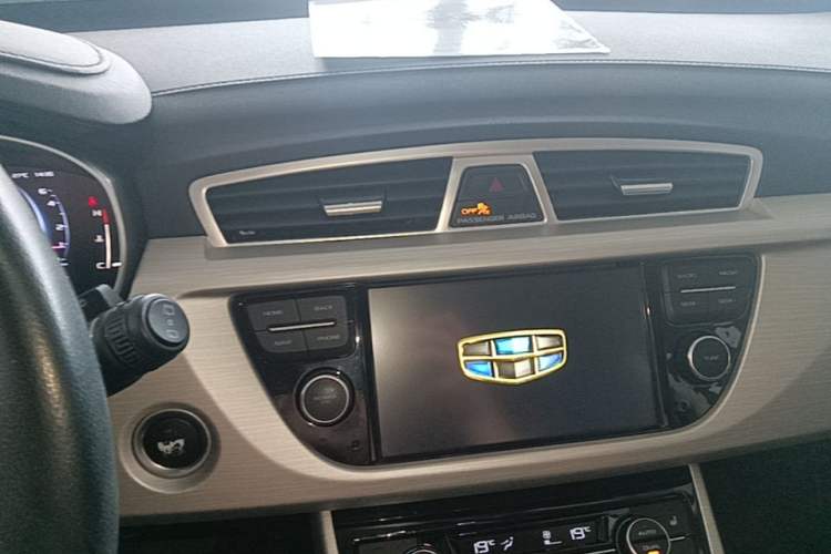 Used Geely Auto Emgrand X7 Sport 2018 1.8TD Automatic Two-Wheel Drive Smart Connect 4G Internet Edition Audio And AC Panel