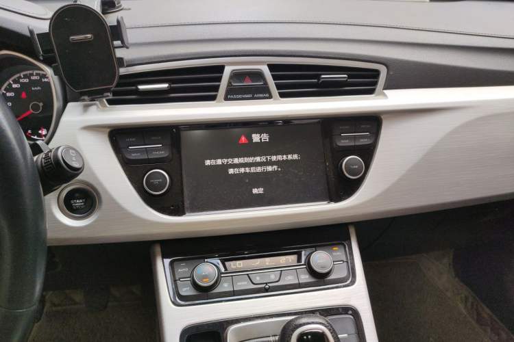Used Geely Auto Emgrand X7 Sport 2018 1.8TD Manual Two-Wheel Drive Zhiya Model Audio And AC Panel