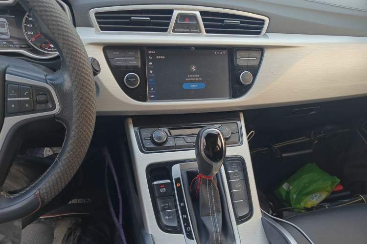 Used Geely Auto Emgrand X7 Sport 2018 Revised Version 1.8TD Automatic Two-Wheel Drive Smart Connectivity 4G-Enabled Edition Audio And AC Panel