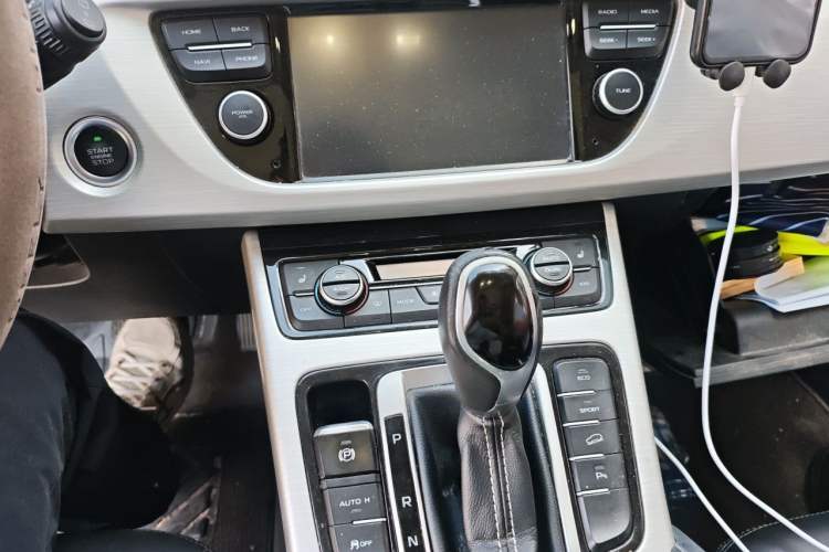 Used Geely Auto Emgrand X7 Sport 2018 1.8TD Automatic Two-Wheel Drive Smart Connect 4G Internet Edition Audio And AC Panel