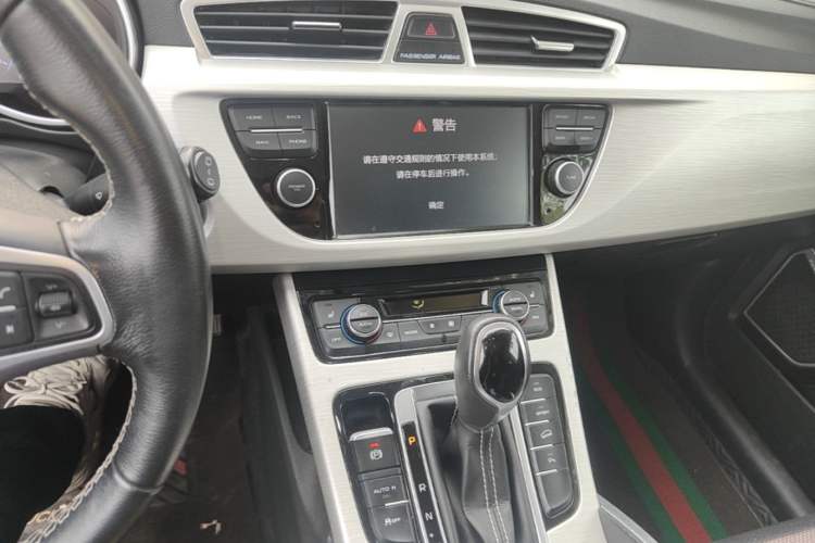 Used Geely Auto Emgrand X7 Sport 2018 1.8TD Automatic Two-Wheel Drive Smart Connect 4G Internet Edition Audio And AC Panel