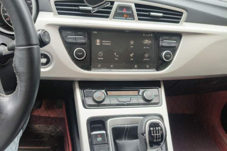 Used Geely Auto Emgrand X7 Sport 2018 2.0L Manual Two-Wheel Drive Zhiya Version Audio And AC Panel