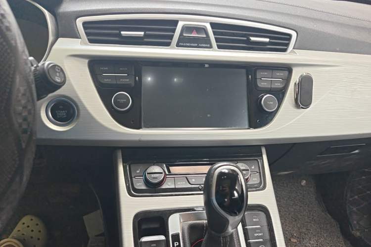 Used Geely Auto Emgrand X7 Sport 2018 1.8TD Automatic Two-Wheel Drive Smart Connect 4G Internet Edition Audio And AC Panel