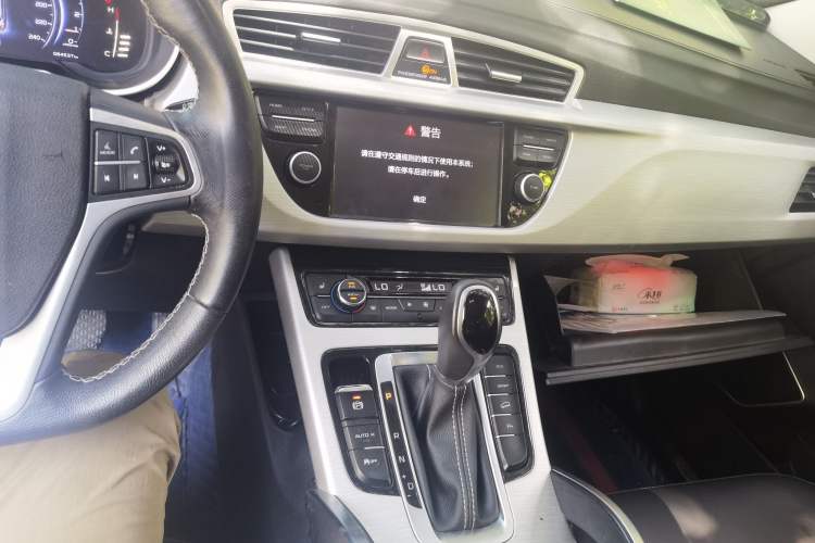 Used Geely Auto Emgrand X7 Sport 2018 1.8TD Automatic Two-Wheel Drive ZhiZun Model with 4G Connectivity Audio And AC Panel