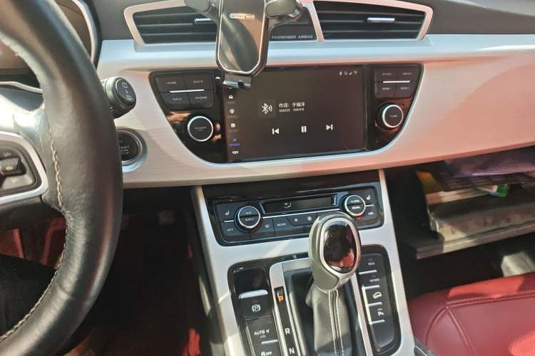 Used Geely Auto Emgrand X7 Sport 2018 1.8TD Automatic Two-Wheel Drive Smart Connect 4G Internet Edition Audio And AC Panel
