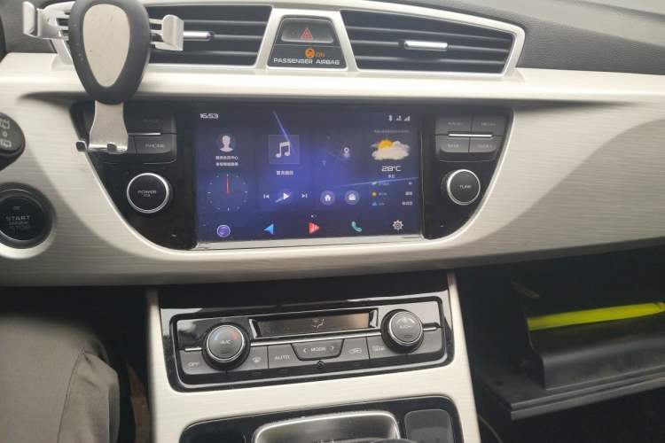 Used Geely Auto Emgrand X7 Sport 2018 2.0L Manual Two-Wheel Drive Zhiya Version Audio And AC Panel