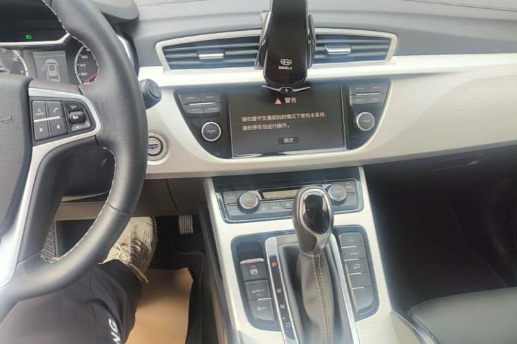 Used Geely Auto Emgrand X7 Sport 2018 1.8TD Automatic Two-Wheel Drive Zhiya Model Audio And AC Panel