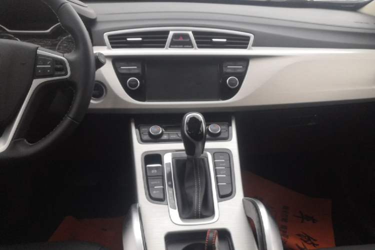 Used Geely Auto Emgrand X7 Sport 2018 1.8TD Automatic Two-Wheel Drive Zhiya Model Audio And AC Panel