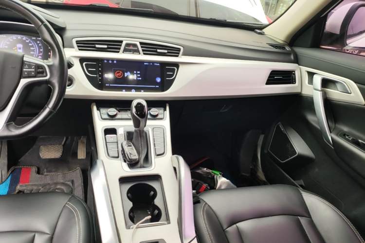 Used Geely Auto Emgrand X7 Sport 2018 1.8TD Automatic Two-Wheel Drive Smart Connect 4G Internet Edition Audio And AC Panel