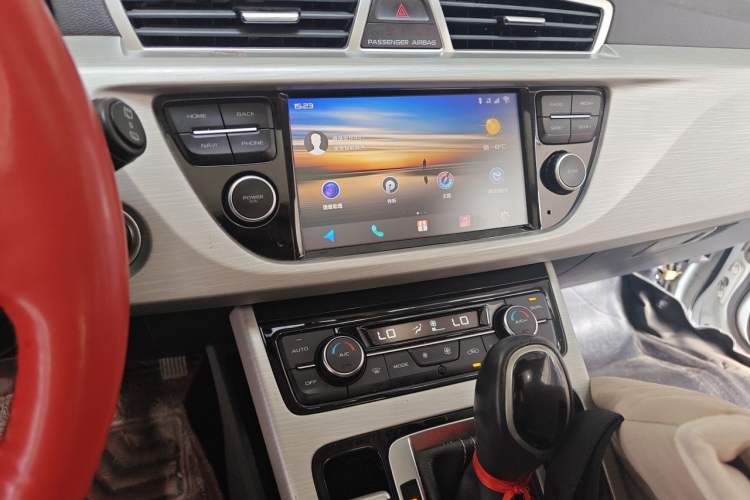 Used Geely Auto Emgrand X7 Sport 2018 1.8TD Automatic Two-Wheel Drive Zhiya Model Audio And AC Panel