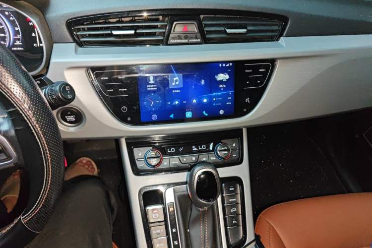 Used Geely Auto Emgrand X7 Sport 2018 1.8TD Automatic Two-Wheel Drive ZhiZun Model with 4G Connectivity Audio And AC Panel