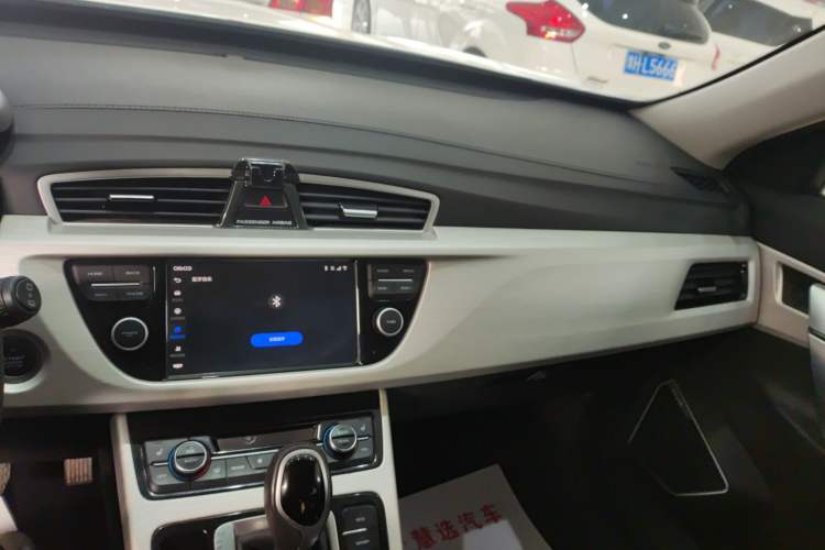 Used Geely Auto Emgrand X7 Sport 2018 1.8TD Automatic Two-Wheel Drive Smart Connect 4G Internet Edition Audio And AC Panel